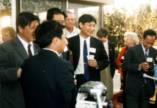 Xi Jinping (center) at a picnic at the farm of Janet Rauch in 1985. Janet Rauch / for China Daily