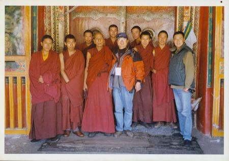 2000年 与哲蚌寺制作坛城的僧人合影