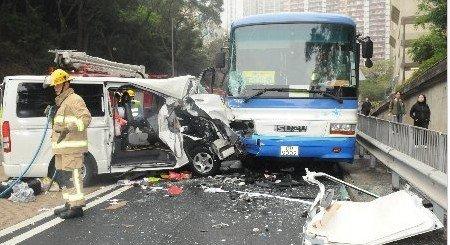 香港发生客货车撞校巴事故 十多名小学生受伤