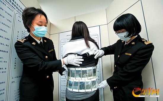 身上绑25部<em>iphone 女</em>高中生来走私(图)_粤语台