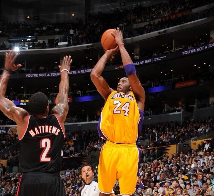 科比半场梦游塞申斯救主 湖人5虎上双力擒开拓