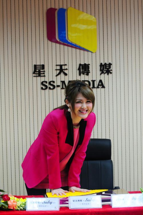 《星光大道》才女 苏比 签约星天_时尚台_中国