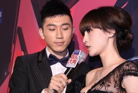 柳岩穿天价礼服 遭男<em>主持人</em>公然偷窥(图)_粤