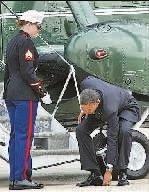 美国总统奥巴马为海军陆战队女兵弯腰捡硬币(