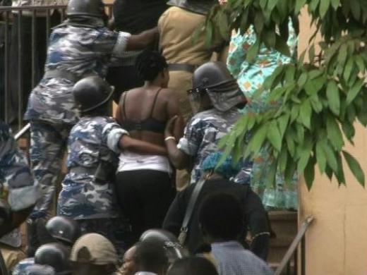 乌干达女子裸胸抗议警察逮捕 一女政治家被捏