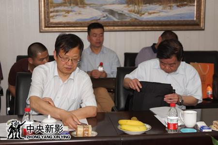 理论文献影视片创作领导小组副组长、广电总局宣传管理司司长金德龙(左)发言