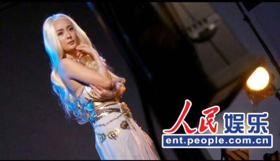 杨幂<em>白发魔女</em>颠覆造型曝光 双手遮身秀性感(图
