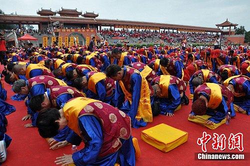 图为两岸信众遵循古法,行三跪九叩之礼,拜谒妈祖.中新社发 陈丹妮 摄