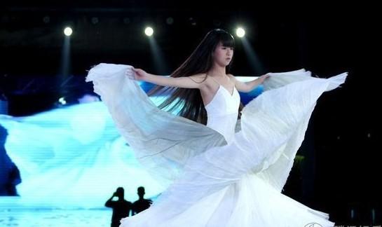 杨丽萍13岁侄女小彩旗露虎牙 优美舞蹈如仙女