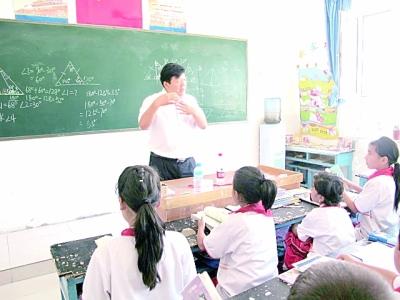 黄明老师正在给学生讲课。光明日报记者 王瑟摄