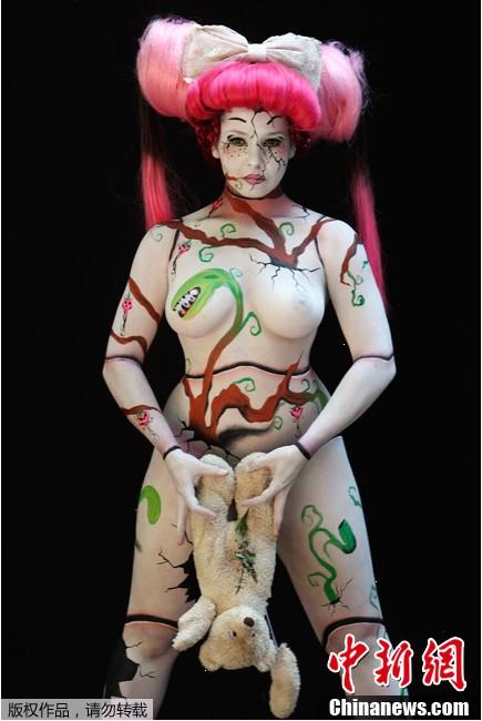 奥地利世界<em>人体</em>彩绘<em>艺术</em>节另类惊艳_粤语台