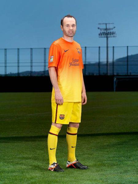 巴萨宣布新赛季客场球衣 回归柠檬色暗示新王