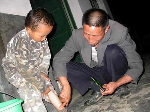 为学生擦药