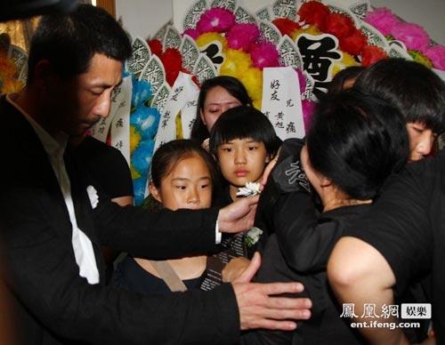 女主演李婷追悼会<em>女儿</em>哭泣 前夫<em>张子健</em>低头安