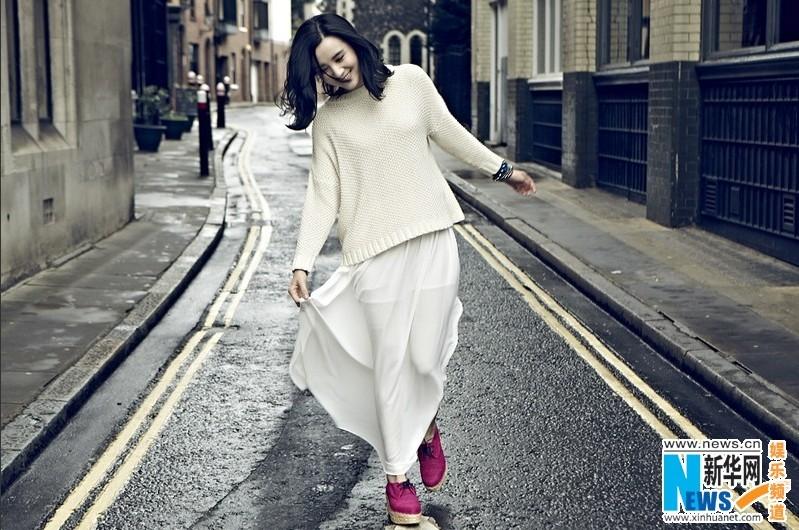 小宋佳一<em>裙</em>巧搭浪漫出街金秋街拍展浪漫风情(