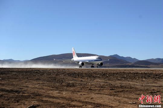 世界最高海拔四川甘孜稻城亚丁机场试飞成功(