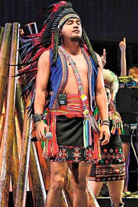 张震岳原住民战士装香港开唱 讽刺歌坛卖脸帮