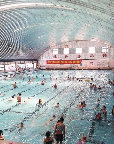 游泳池色狼专摸美女屁股