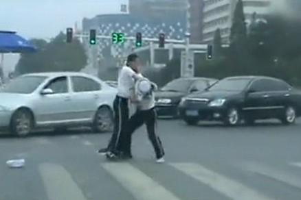最牛唐山女交警<em>视频</em>爆红 两<em>女警</em>马路中央厮打