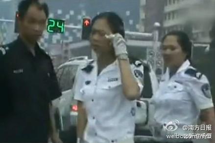 最牛唐山<em>女交警视频</em>爆红 两女警马路中央厮打