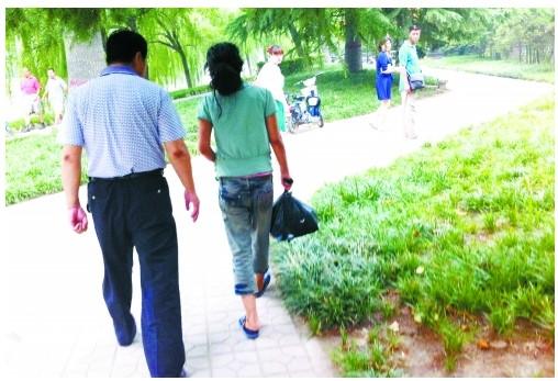 心理专家:她的病不很严重 昨天记者从金水警方了解到,张佳的亲朋已从微博上知道此事,并在联系张佳的父亲。 中午,心理专家张先生赶到现场,经近距离观察,张先生说:张佳神志清醒,有人走近她会很警觉,心理疾病不很严重,很可能受到什么侵害所致。 张先生拿水和桃子给张佳时,却遭到张佳的辱骂,并把水和桃子砸向张先生。她看张先生不离开,收拾好衣物骂骂咧咧向西走去,一会又拐回来,躺在椅子上睡了。 采访得知,张佳原籍镇平县,她的表哥王先生说:她没有近亲属,以前家境很好,80年代她家做玉器生意,家里很有钱,她曾被送到新加坡