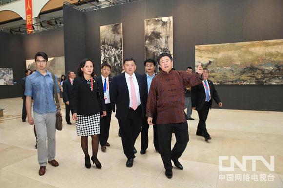 蒙古国大呼拉尔副主席参观东北亚国际书画摄影