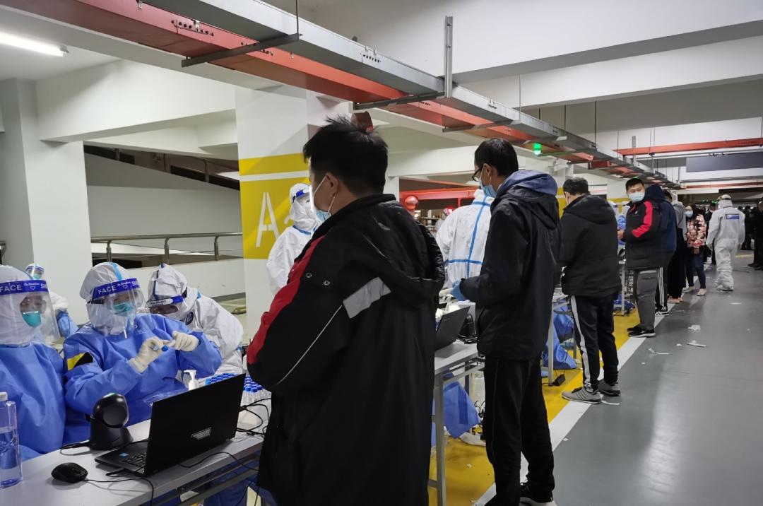上海浦东国际机场组织所有相关工作人员连夜进行核酸检测