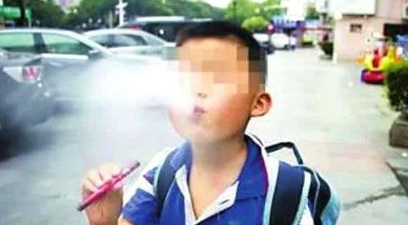 河南卫辉校门口文具店卖电子烟给小学生 10岁已成“老烟民”？