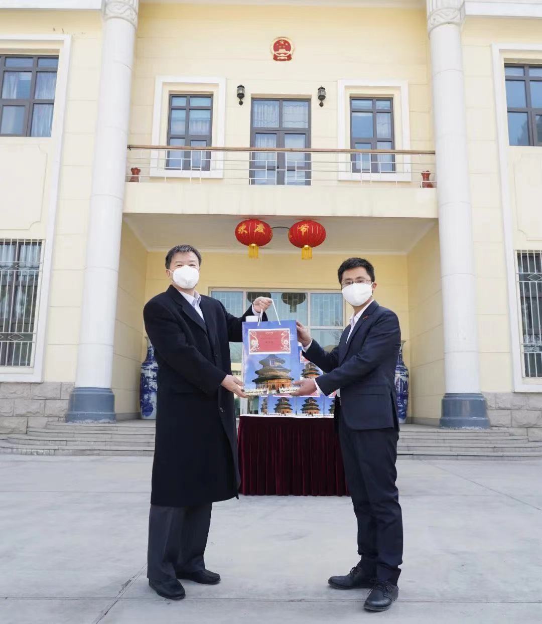 中国驻阿富汗使馆向在阿侨胞和留学生发放“春节包”