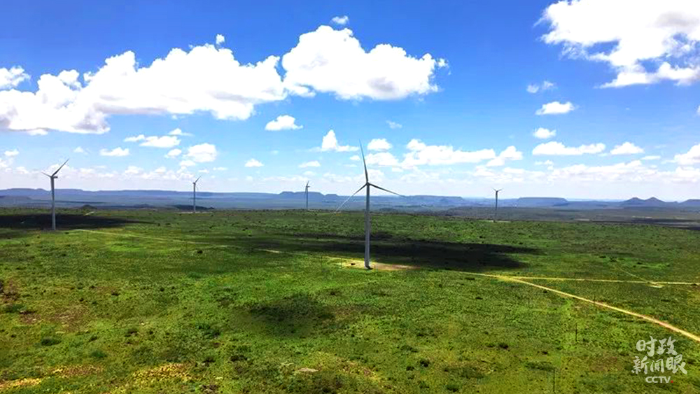 △中国在“一带一路”沿线国家参与建设了许多可再生能源项目，帮助项目所在国能源供应向高效、清洁方向转型。这是南非德阿风电项目。（资料图）