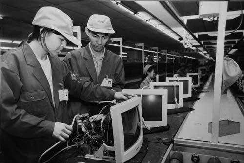 The&nbsp;assembly&nbsp;line&nbsp;at&nbsp;Changzheng&nbsp;Monitor&nbsp;on&nbsp;March&nbsp;18,1995