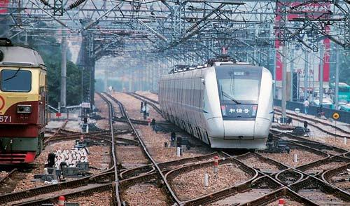 A&nbsp;China&nbsp;High-speed&nbsp;Railway&nbsp;train&nbsp;moves&nbsp;into&nbsp;Shenzhen.
