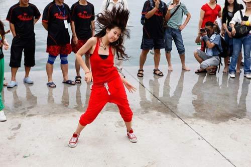 Young&nbsp;girl&nbsp;performs&nbsp;Street&nbsp;dance&nbsp;by&nbsp;the&nbsp;sea&nbsp;coast&nbsp;in&nbsp;Nanao,&nbsp;May&nbsp;28,&nbsp;2009.&nbsp;