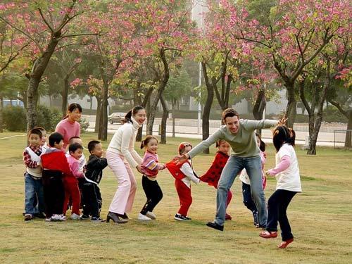 A foreign teacher plays with students, 2008.