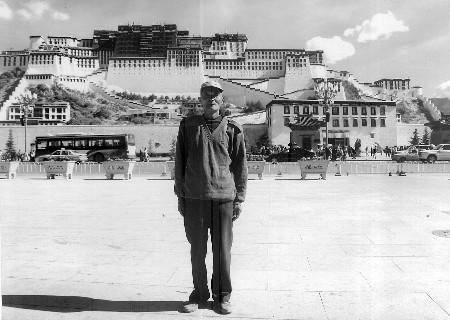Hu Fushou in front of the Potala Palace