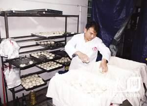 Lu Changxi places ready-made steamed buns into a box