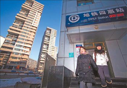 Residents living near Sihui subway station complain of excessive train noise and demand soundproofing material.