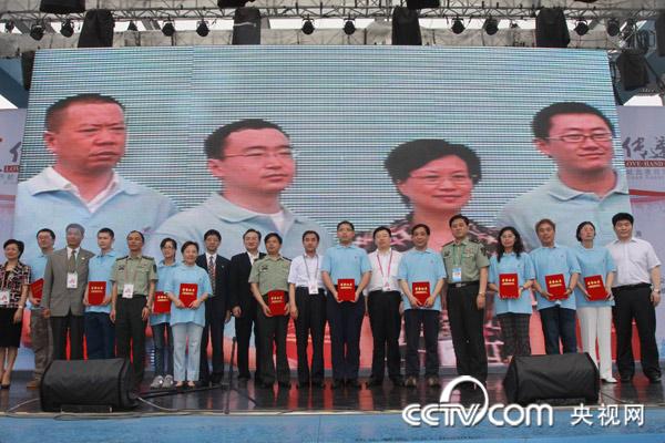 各级领导为获得上海市无偿献血促进奖的单位颁奖。