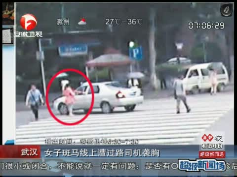 老人遛狗图片