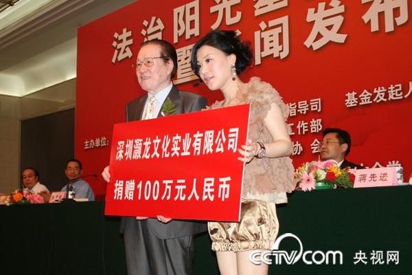 杨小娟女士系深圳灏龙文化实业有限公司董事长