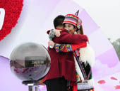 《主持人与女嘉宾拥抱》<br>2013年12月13日