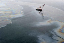 Dalian Bay polluted after oil pipe explosion