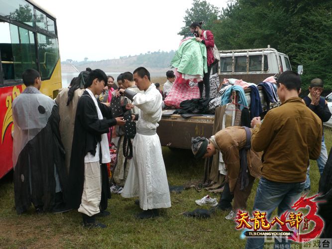 群众演员正在试装