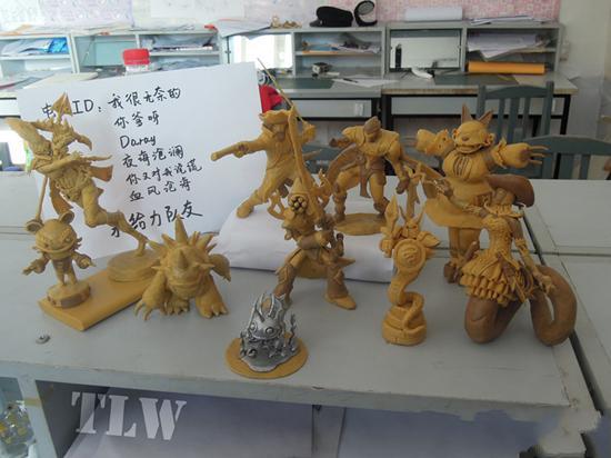 玩家自制《英雄联盟》泥塑 小熊还穿粉色小内内