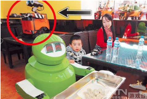 哈尔滨一餐厅惊现机器人服务员_八卦周边_CN