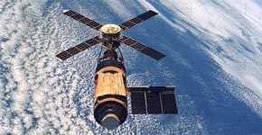 　　天空实验室，美国第一个环绕地球的航天站。用“土星5号”运载火箭发射。轨道高度约435公里，运行周期93分钟，倾角50度。由轨道工作舱、过渡舱等5部分组成，全长36米，最大直径6.7米，重约80吨。