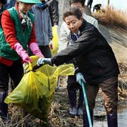 <br>卢武铉卸任回乡后做环保志愿者