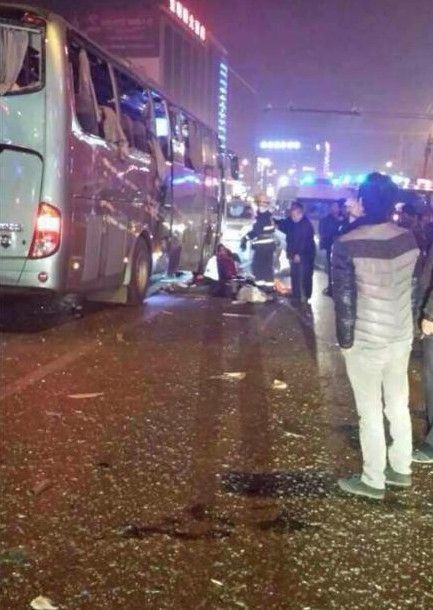 陕西蒲城一客车行驶中爆炸 数人被炸出车窗高清图片
