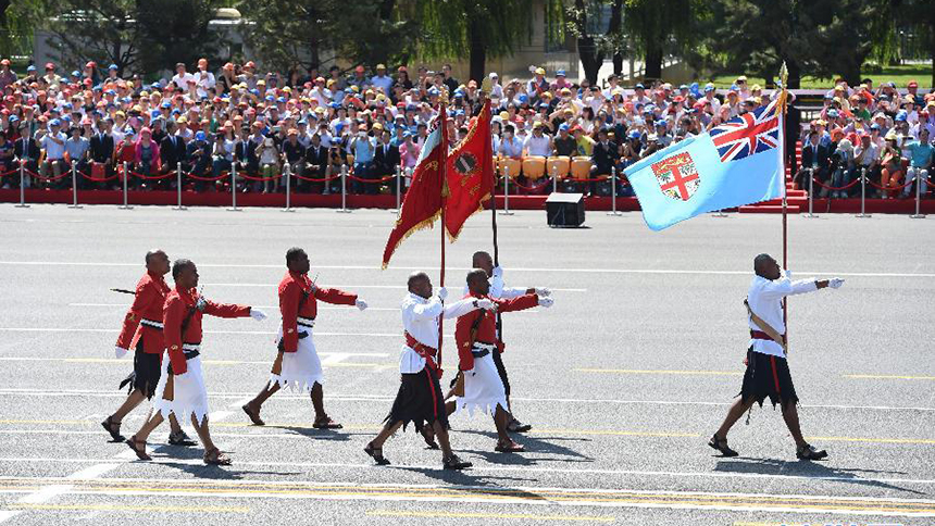<font style=line-height:2em;color:#555>    斐济军队代表队通过天安门广场。</font>