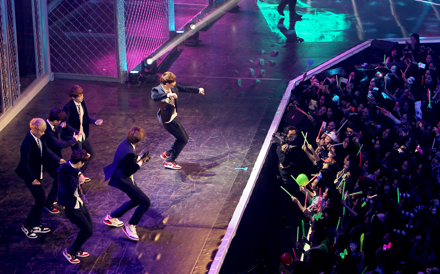 <em>歌曲</em>《<em>狼与美女</em>》 EXO-M_网络春晚_央视网(c